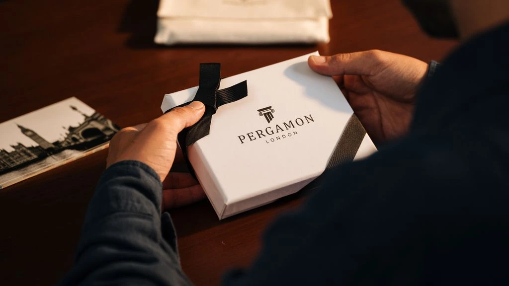 Kit corporativo premium entregado por ExpoRegalos, sobre escritorio en oficina real