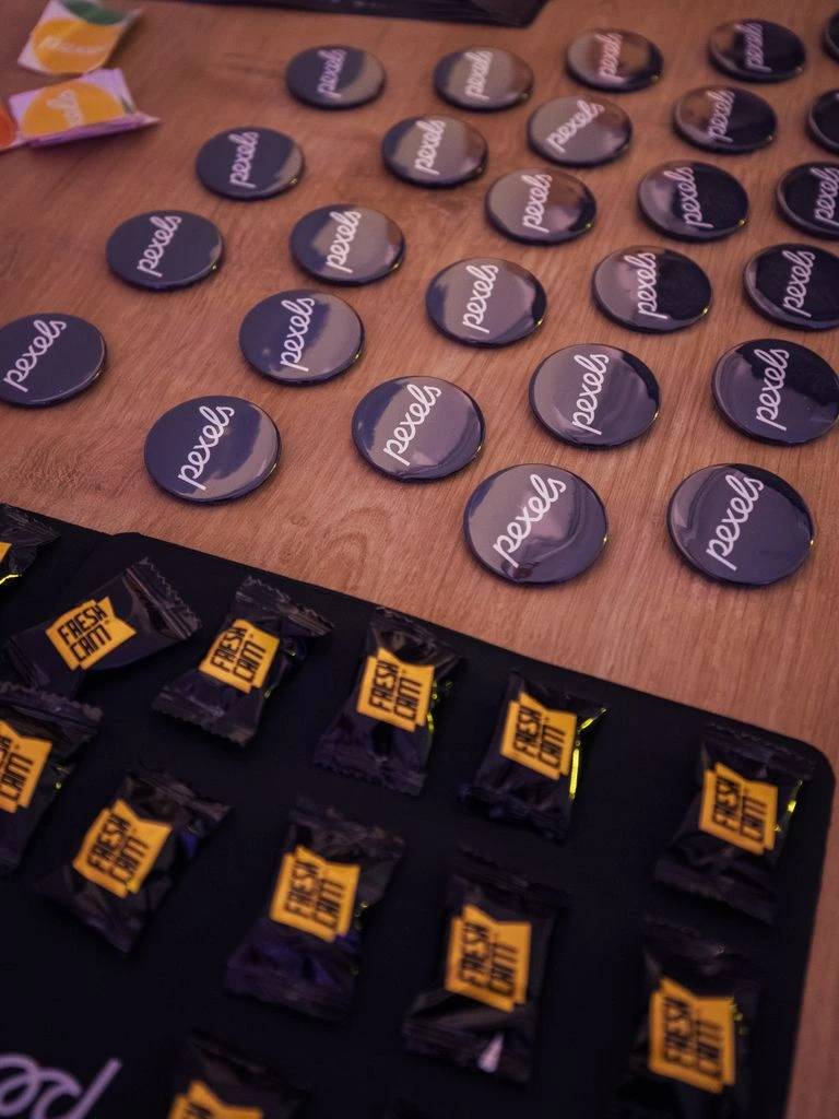Mesa de swag en evento corporativo de bienestar