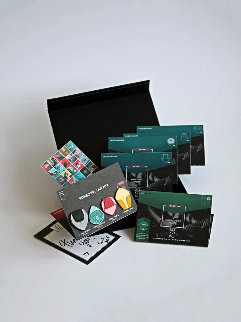 Kit corporativo de ExpoRegalos sobre un escritorio de oficina real