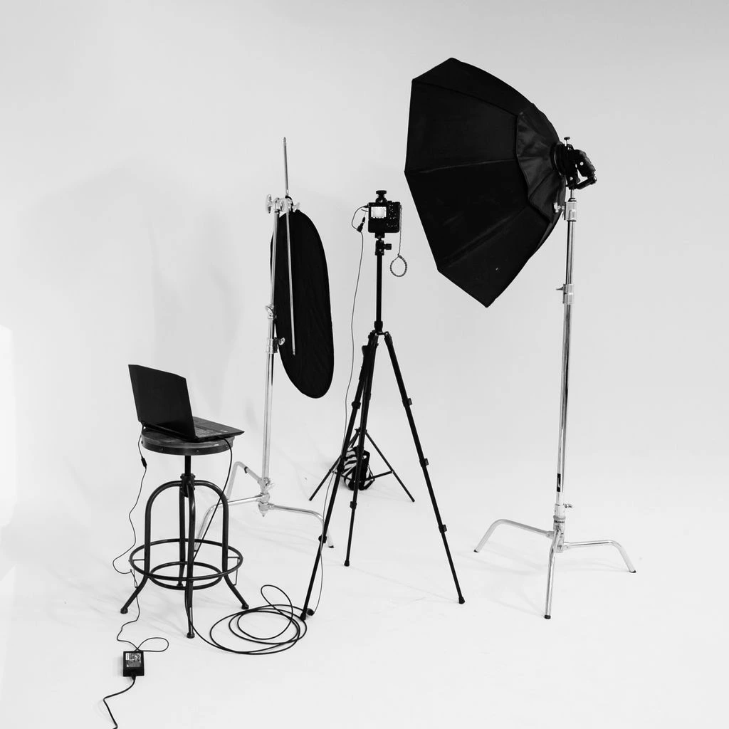 Estudio de branding interno de ExpoRegalos revisando mockups de empaque corporativo